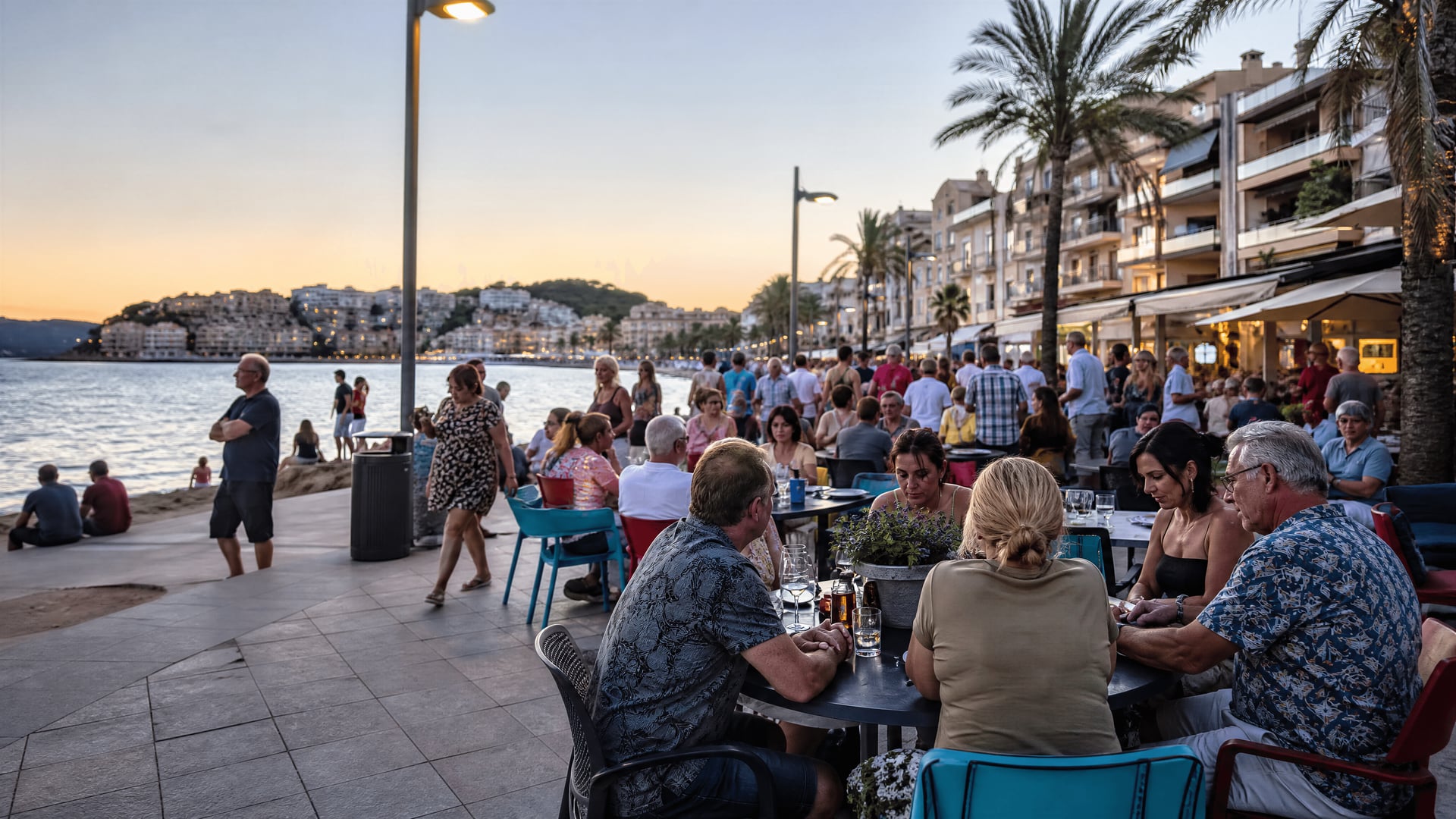 Rua de restaurantes à beira-mar em Calvià com vida noturna local e contexto de clube de canábis