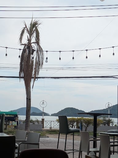 Weeds Crab House