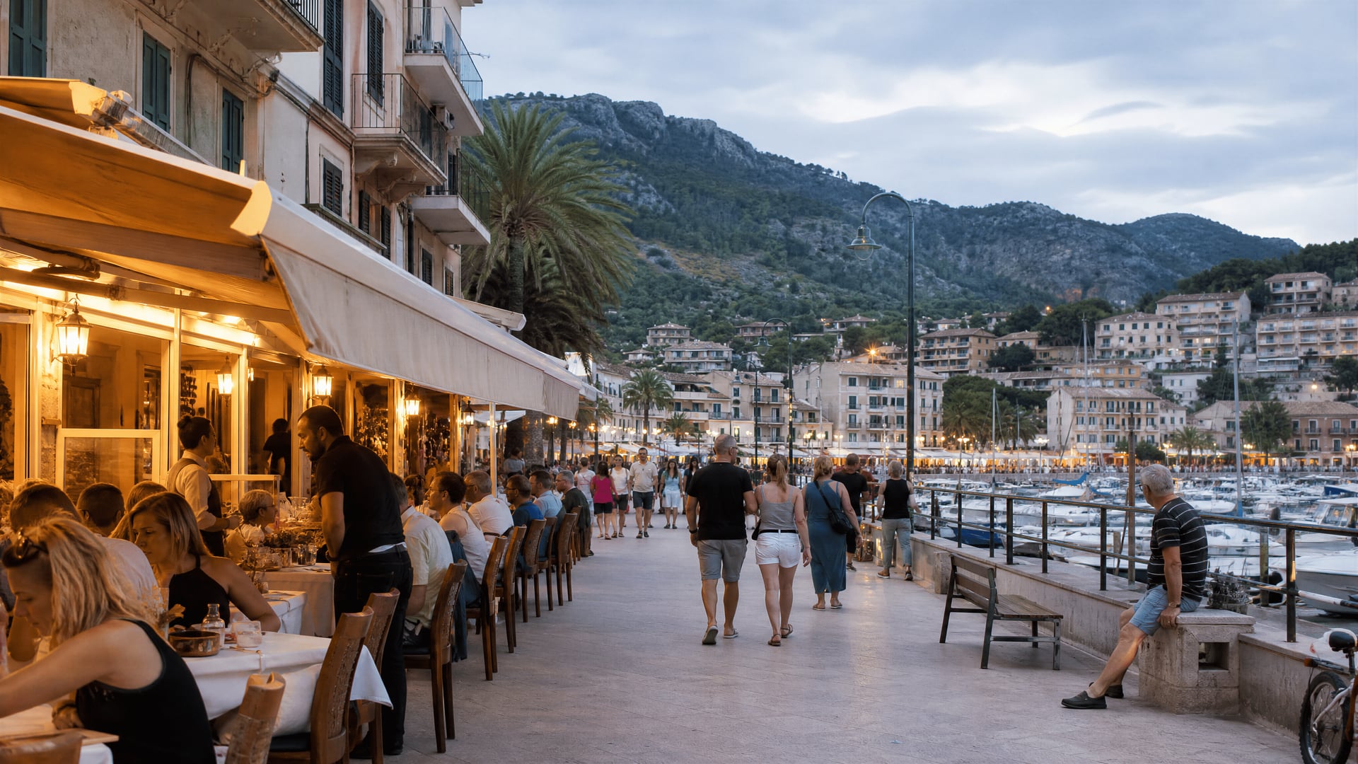 Rua de restauração de Port de Sóller com vida quotidiana e contexto de clube social de canábis