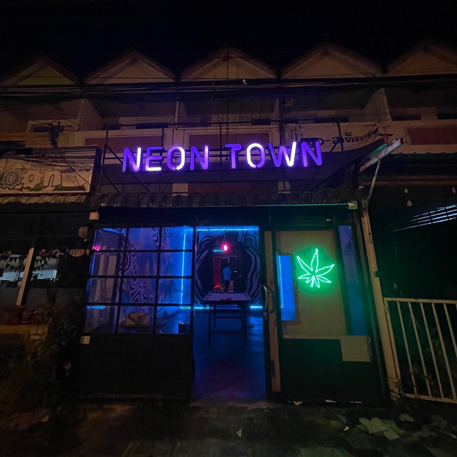 Neontown.maejo