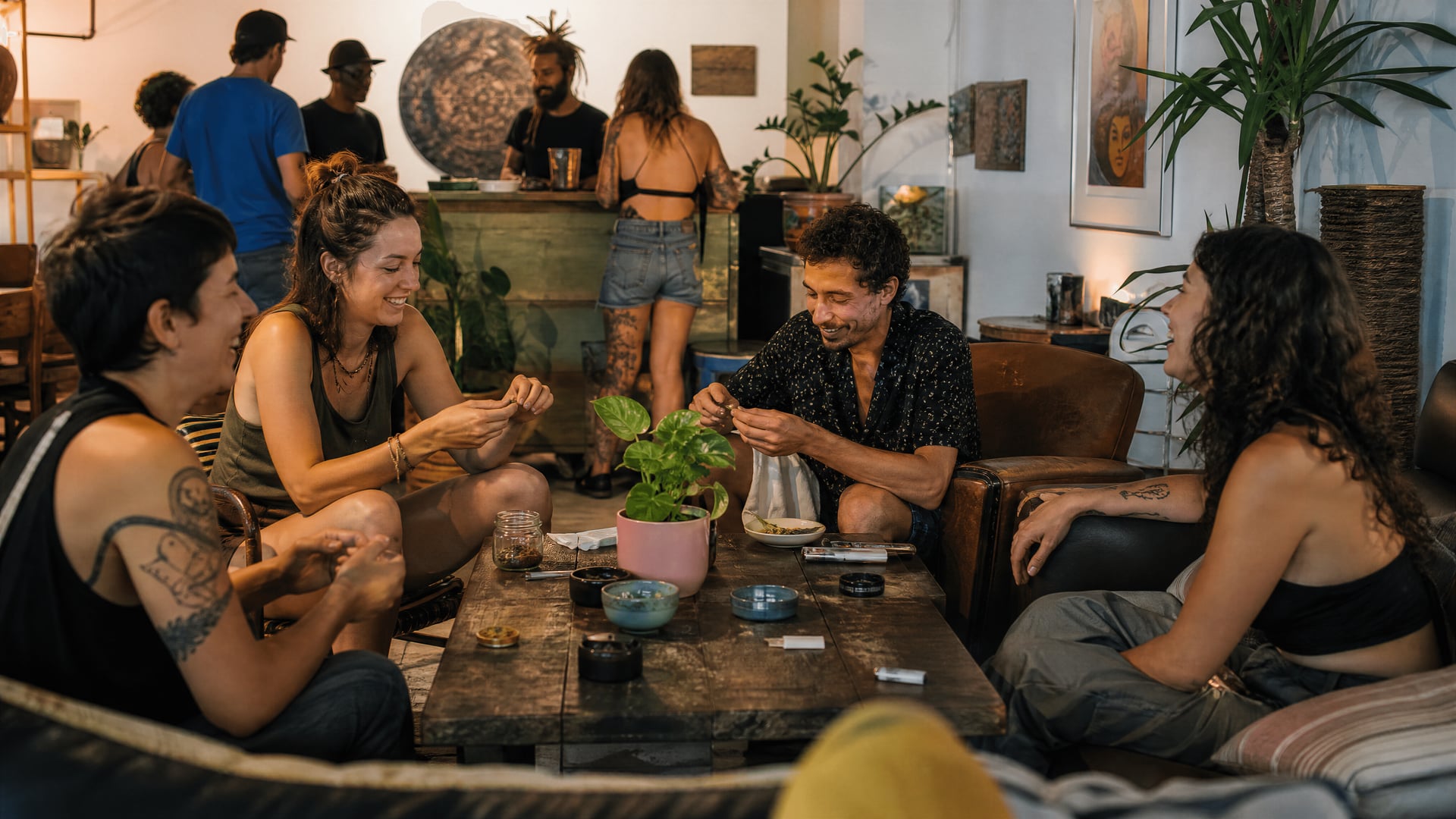 Scène de comptoir d’adhésion dans un club social de cannabis à Formentor, réservé aux adultes et calme