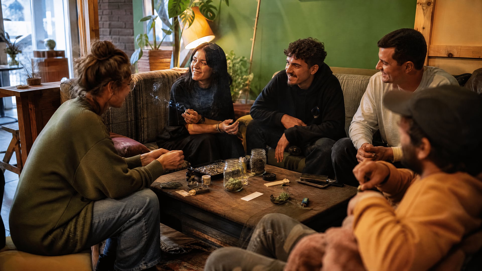 Salle réservée aux membres à Adeje avec conversation détendue autour du cannabis et assises
