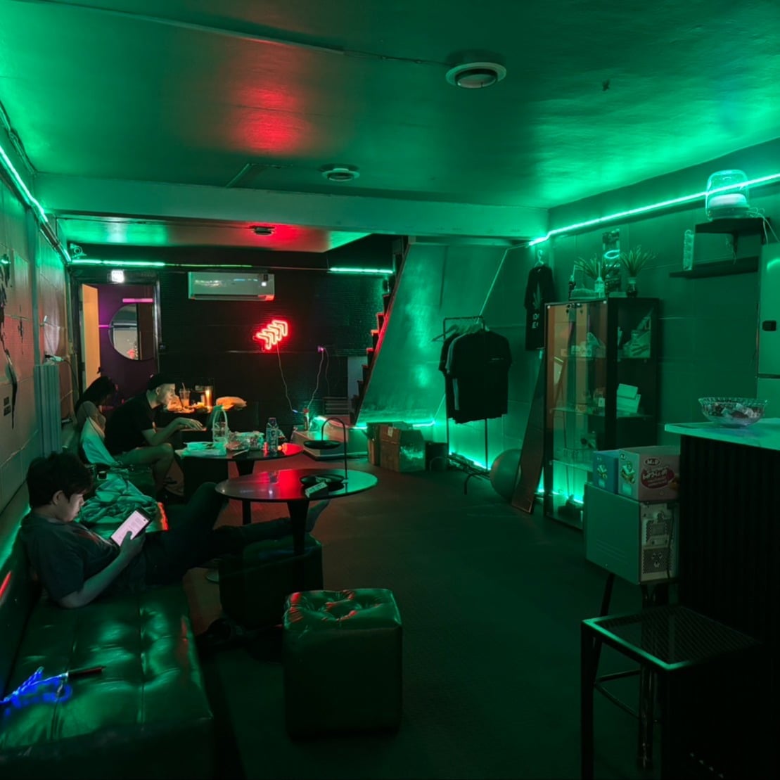 Doctor Alien Cannabis-friendly Hostel With Booking, Dispensary And Delivery