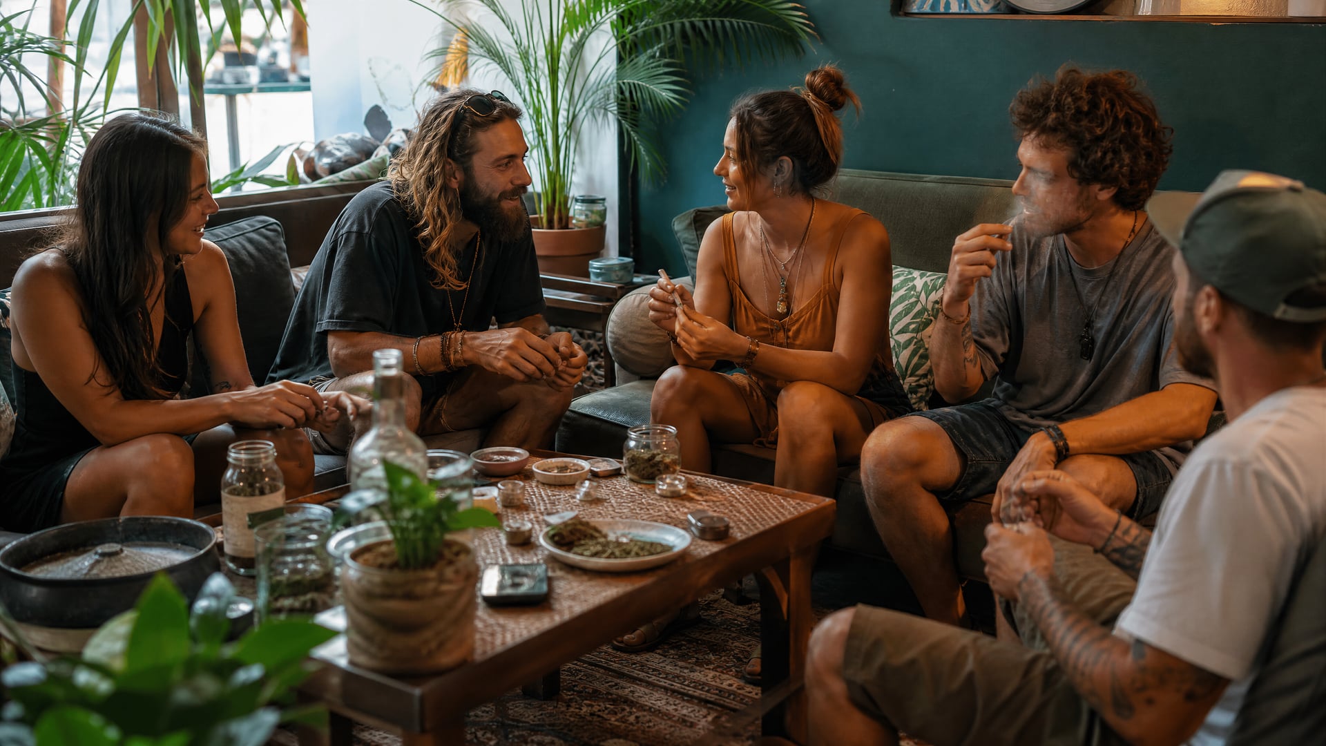 Lounge di un club sociale della cannabis riservato ai membri a Cala Ratjada con divani e tavolini bassi
