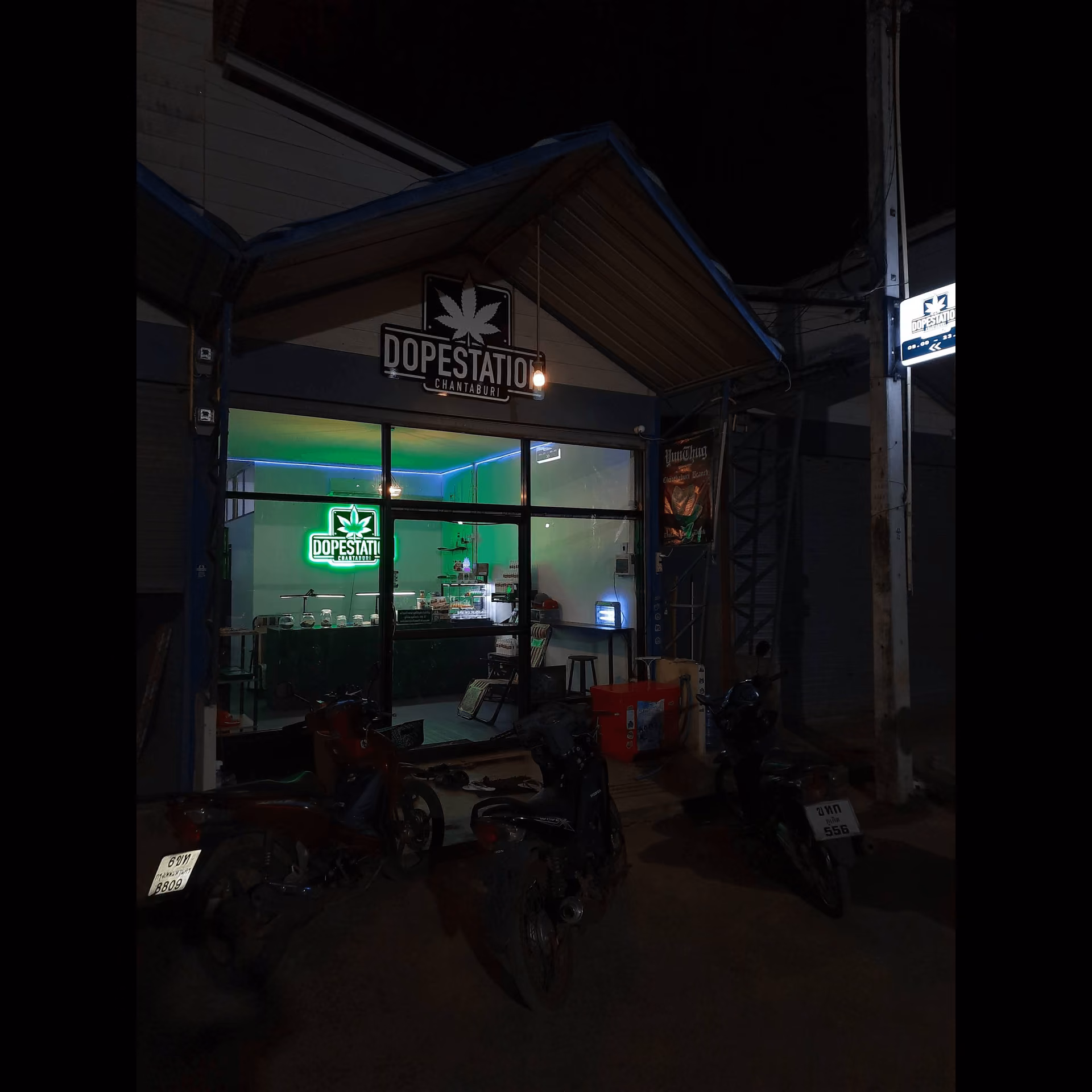 Pong Nam Ronの大麻ソーシャルクラブ Dope Station ロゴ
