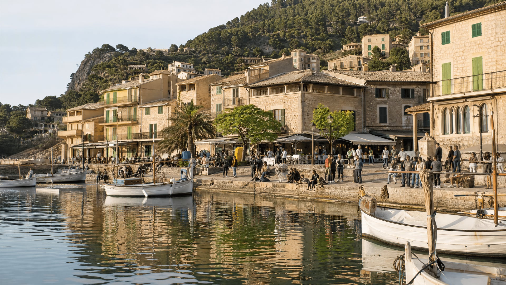 Littoral du Port de Valldemossa avec mouvement local quotidien et contexte de club