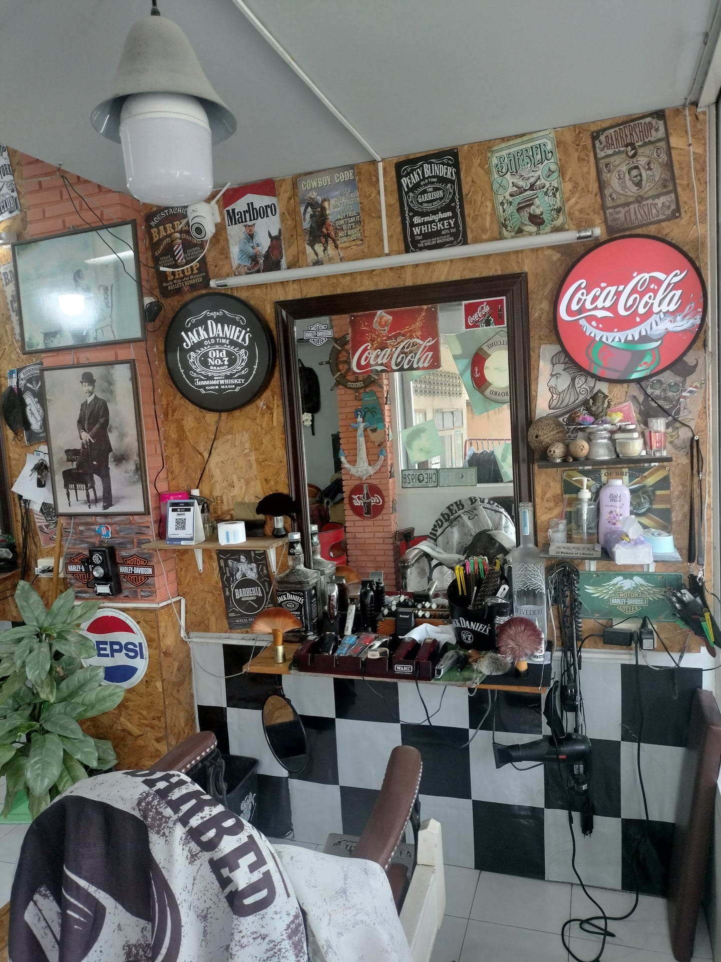 M & M Barber Shop Weed