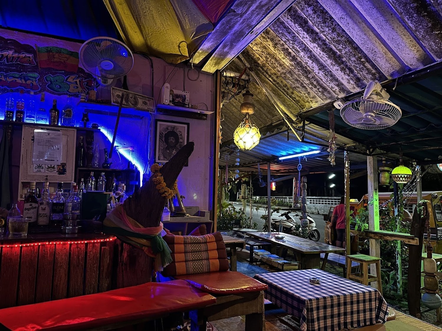 Arty Momma Rasta Bar