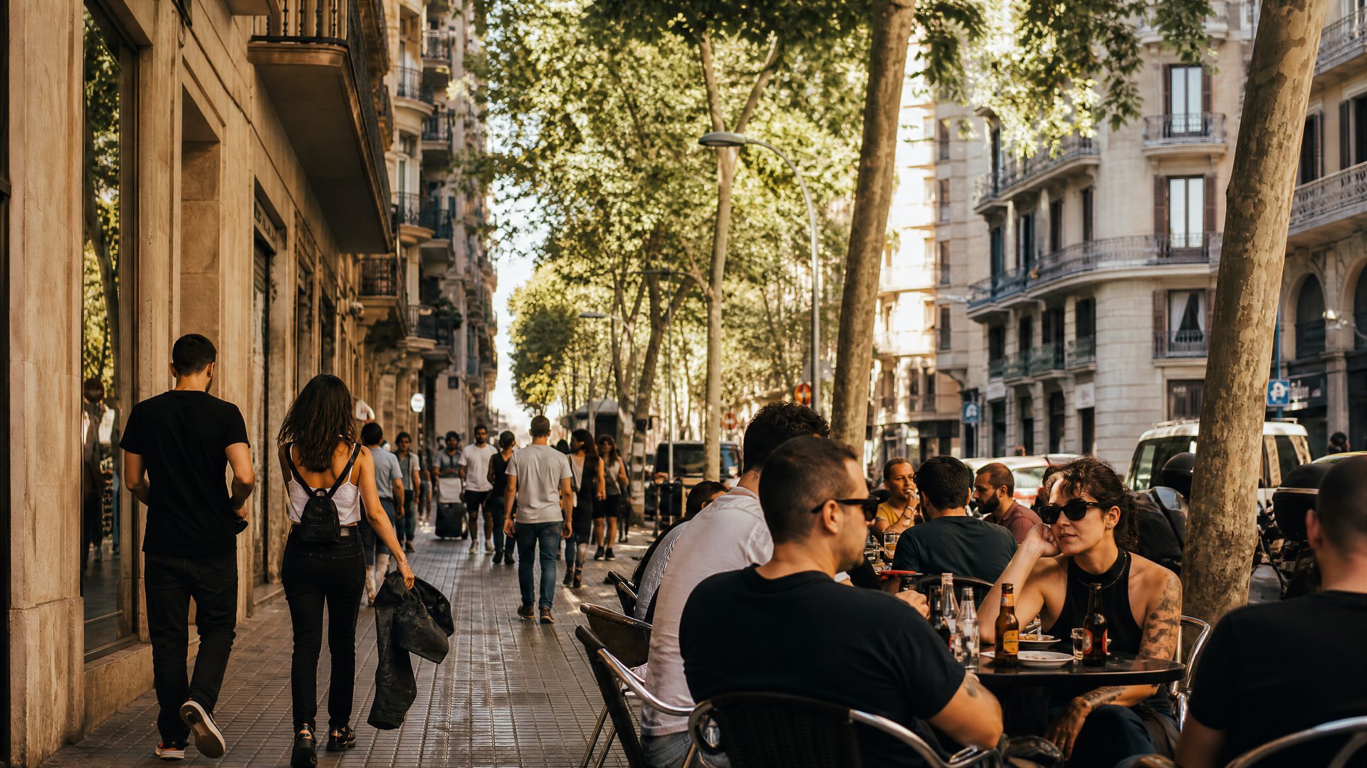 बार्सिलोना Eixample स्ट्रीट लाइफ जो कैनाबिस सोशल क्लब पड़ोसों के आसपास है
