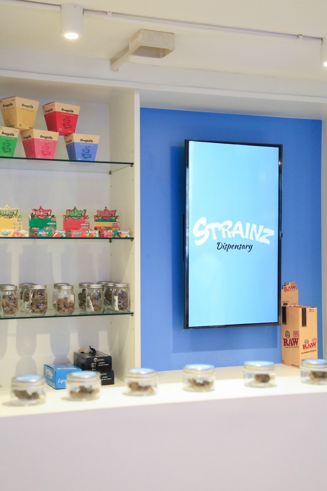 Strainz Ekkamai Dispensary & Headshop