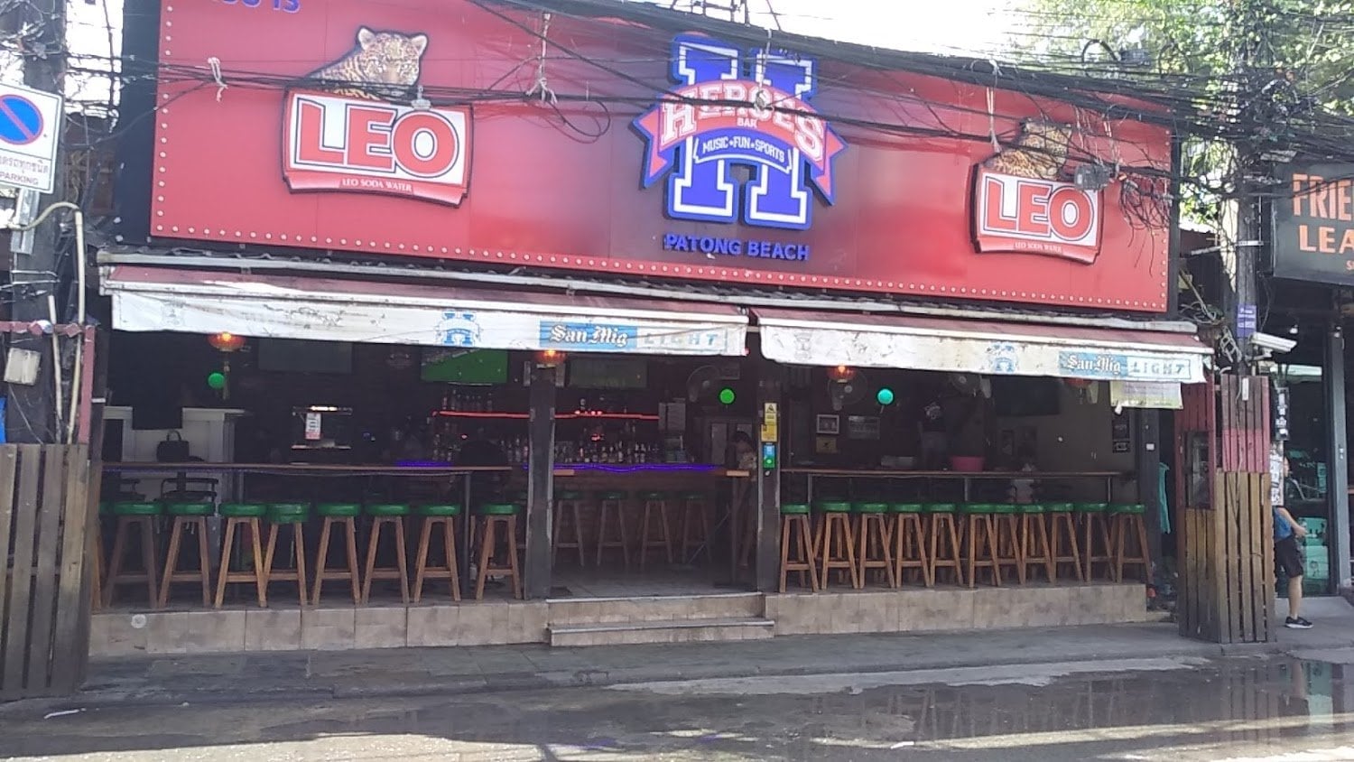 Heroes Bar