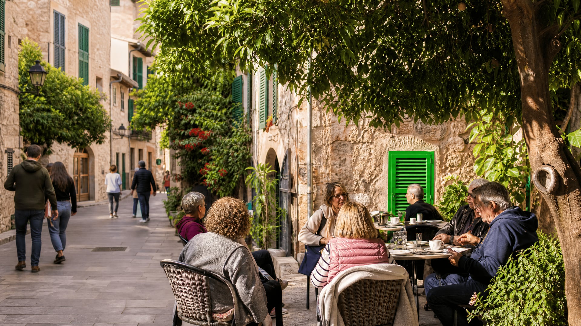 Quartier de pierre à Valldemossa avec cafés locaux et croisement culturel quotidien