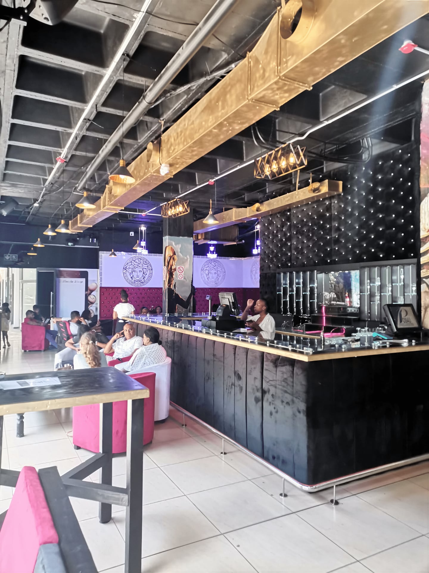 Hybrid Lounge