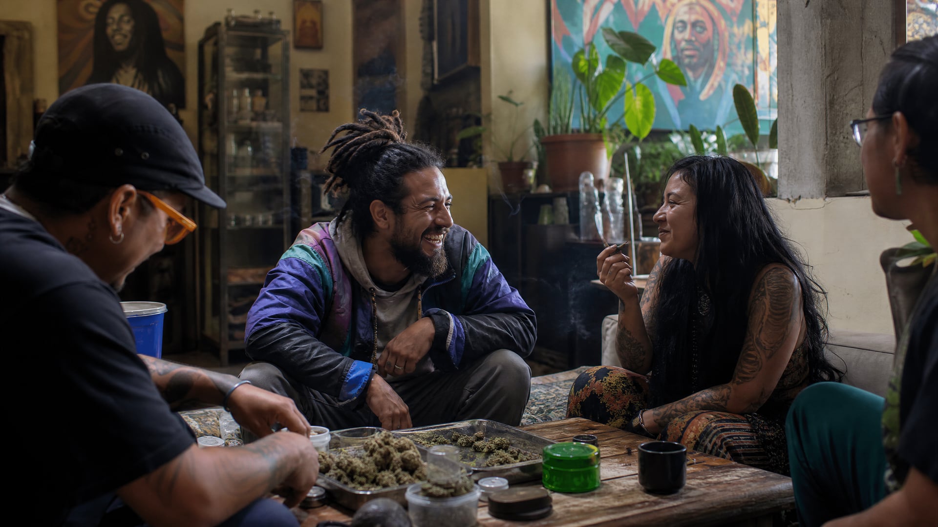 Colombia members at a table with kannabisz szociális klub conversation and city energy