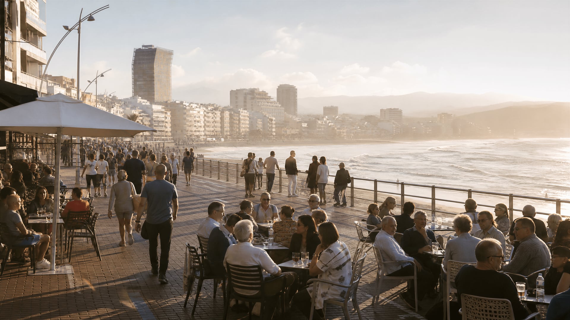 Wieczorni spacerowicze i kawiarnie w pobliżu Las Canteras w Las Palmas de Gran Canaria