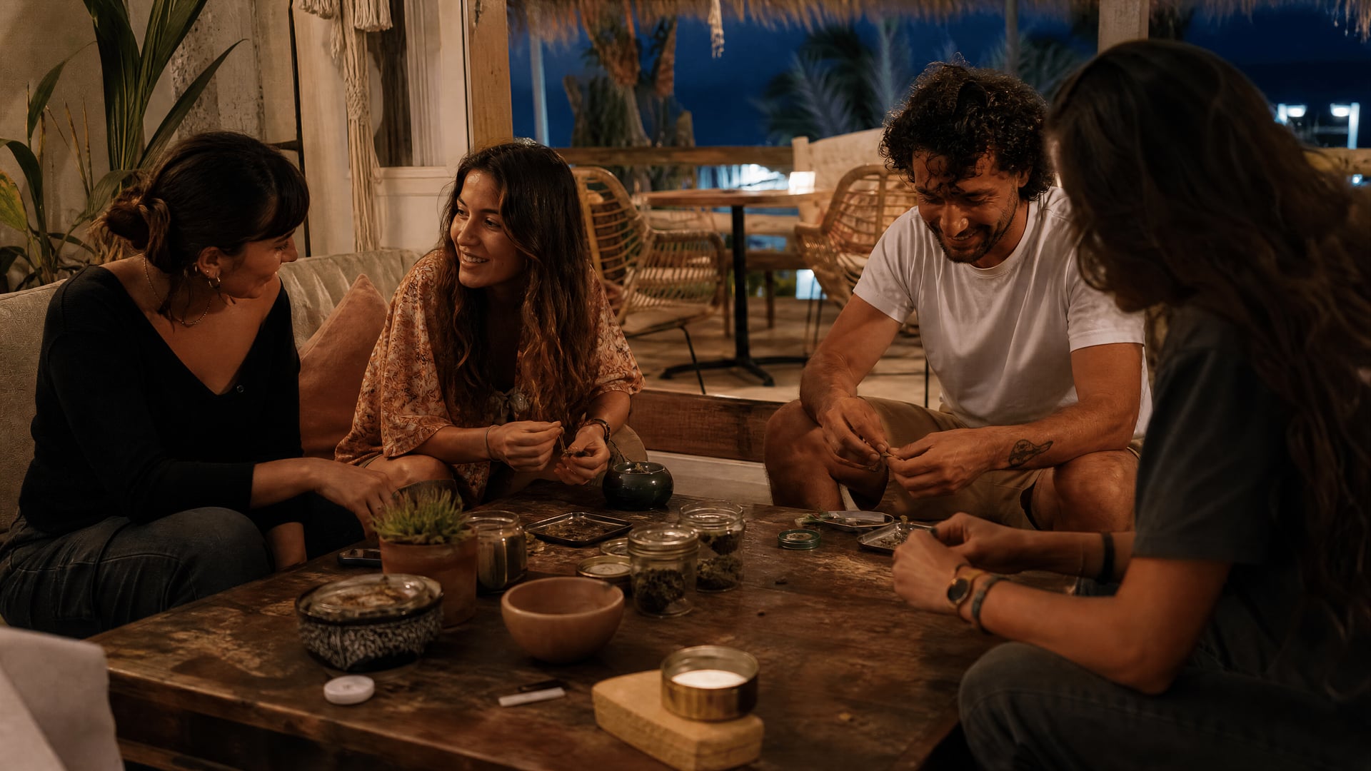プラヤ・デ・ムロの Ses Casetes des Capellans のテラス、大麻ソーシャルクラブの夕方の文脈