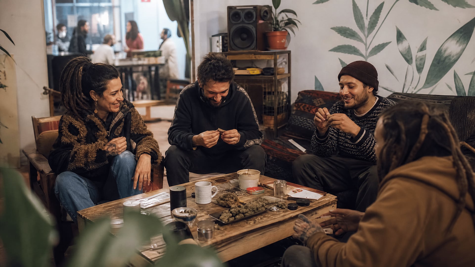阿根廷大麻社交俱乐部成员在舒适房间中聆听音乐