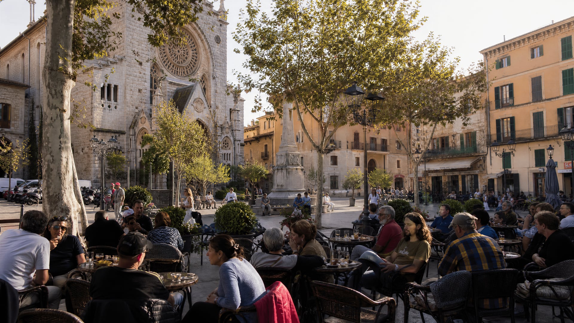 Plaça Constitució in Sóller met cafésfeer en context voor de Cannabis Social Club directory