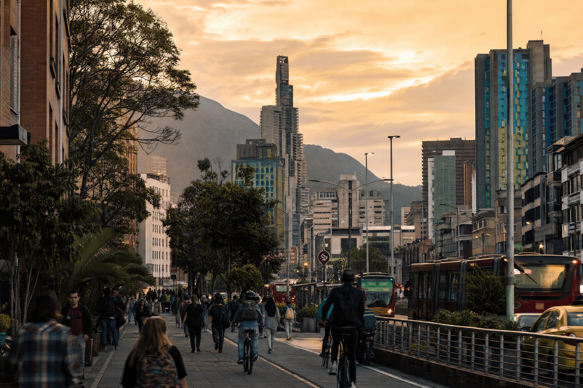 Bogotá streets at dusk for a Colombia kannabisz szociális klub scene guide