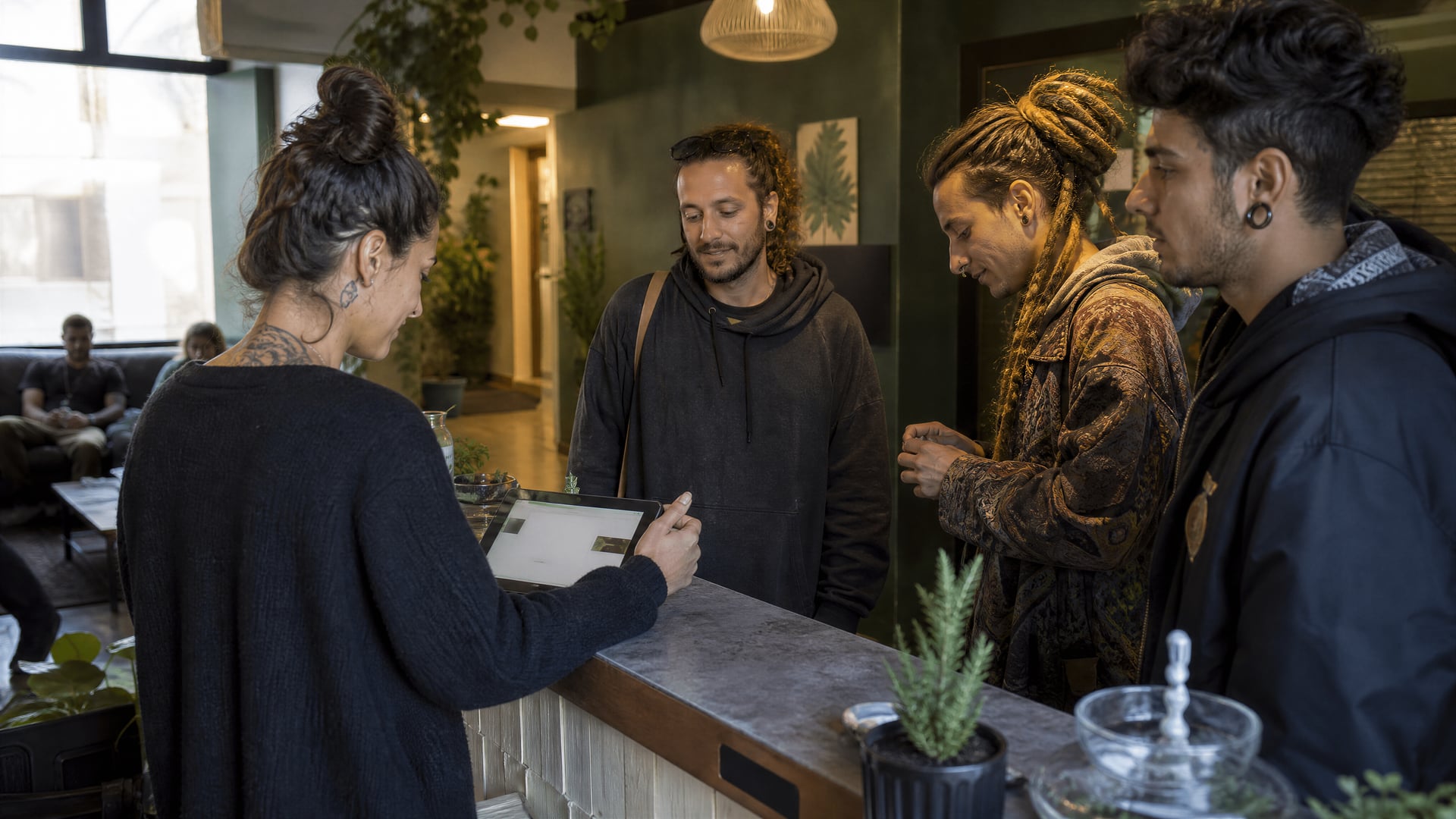 Membres s’enregistrant à la réception dans un club social de cannabis de Valldemossa