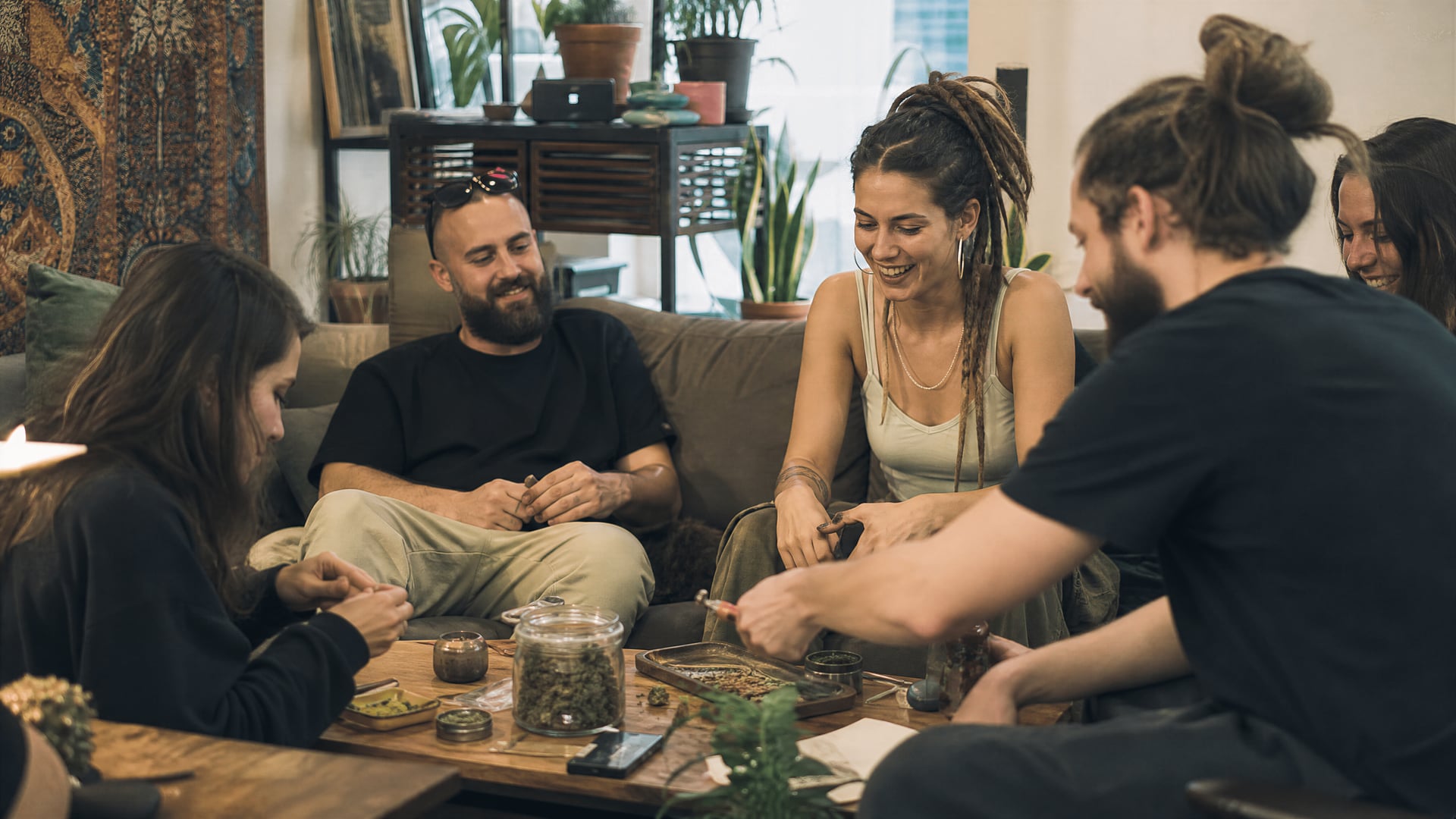 Escena de un mostrador de directorio en Alcúdia con notas de mapa y contexto de club social de cannabis
