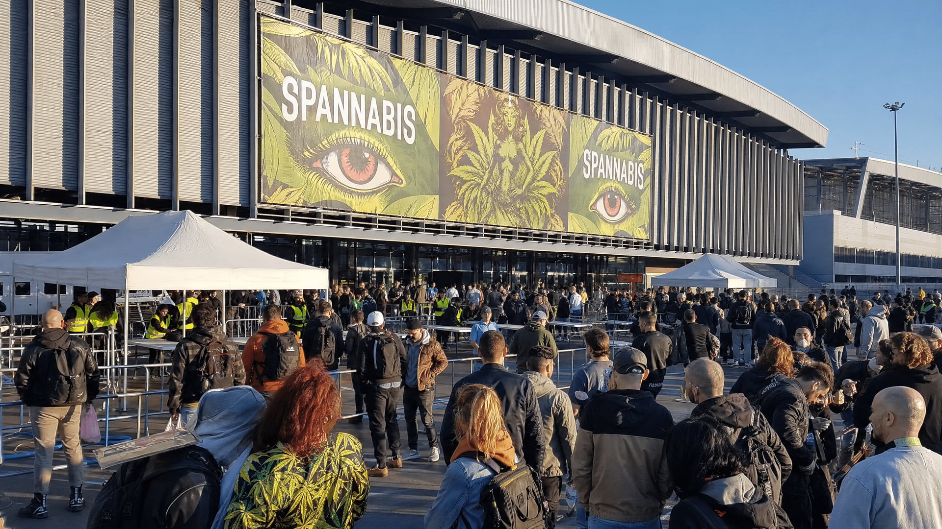 Besucher beim Betreten des Bilbao-Ausstellungszentrums unter Spannabis-Beschilderung während der Messe 2026