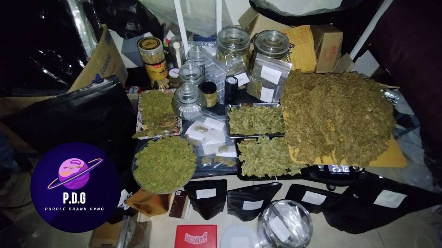 24 . - 44 Smoke Weed
