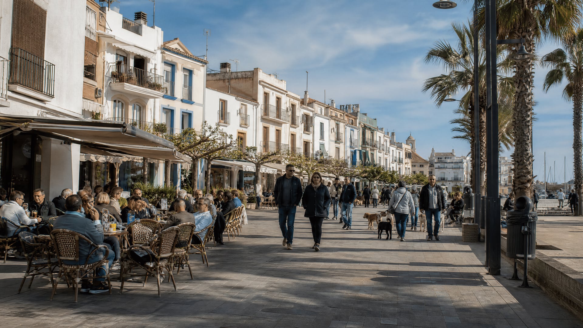 Plaza de Cambrils con locales, cafés y movimiento cotidiano de vecindario