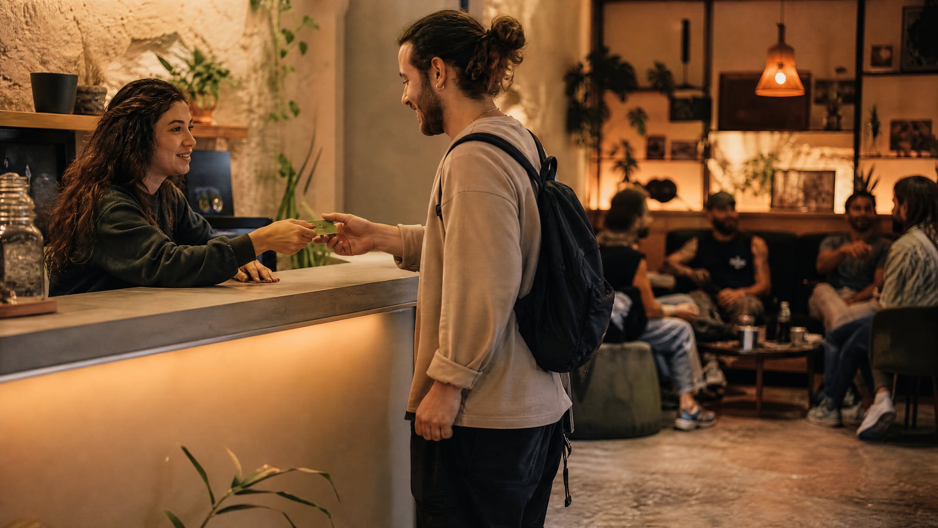 Recepción y registro en un cannabis social club de Ibiza con ambiente tranquilo exclusivo para miembros