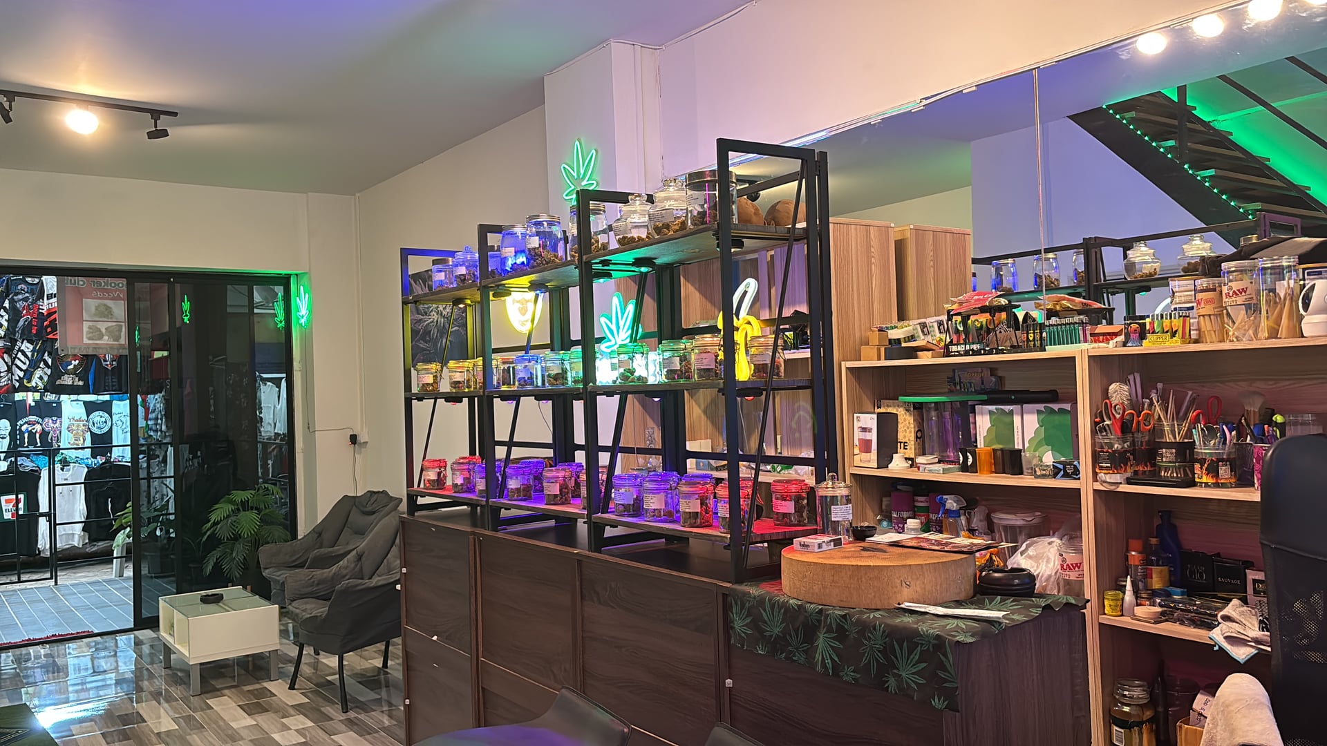 Smile House OG. Weed