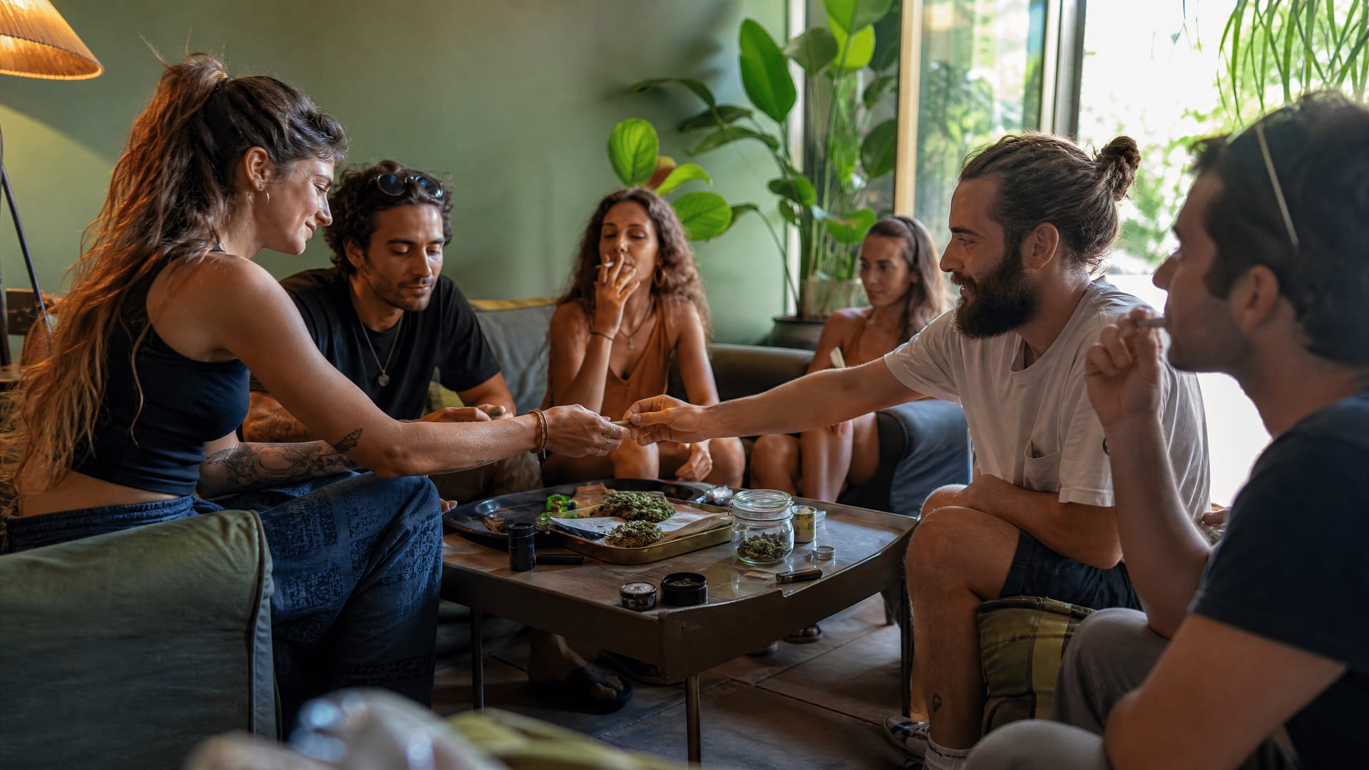 Sócios numa sala lounge de um clube social de cannabis em Sant Antoni de Portmany junto a mesas baixas e sofás