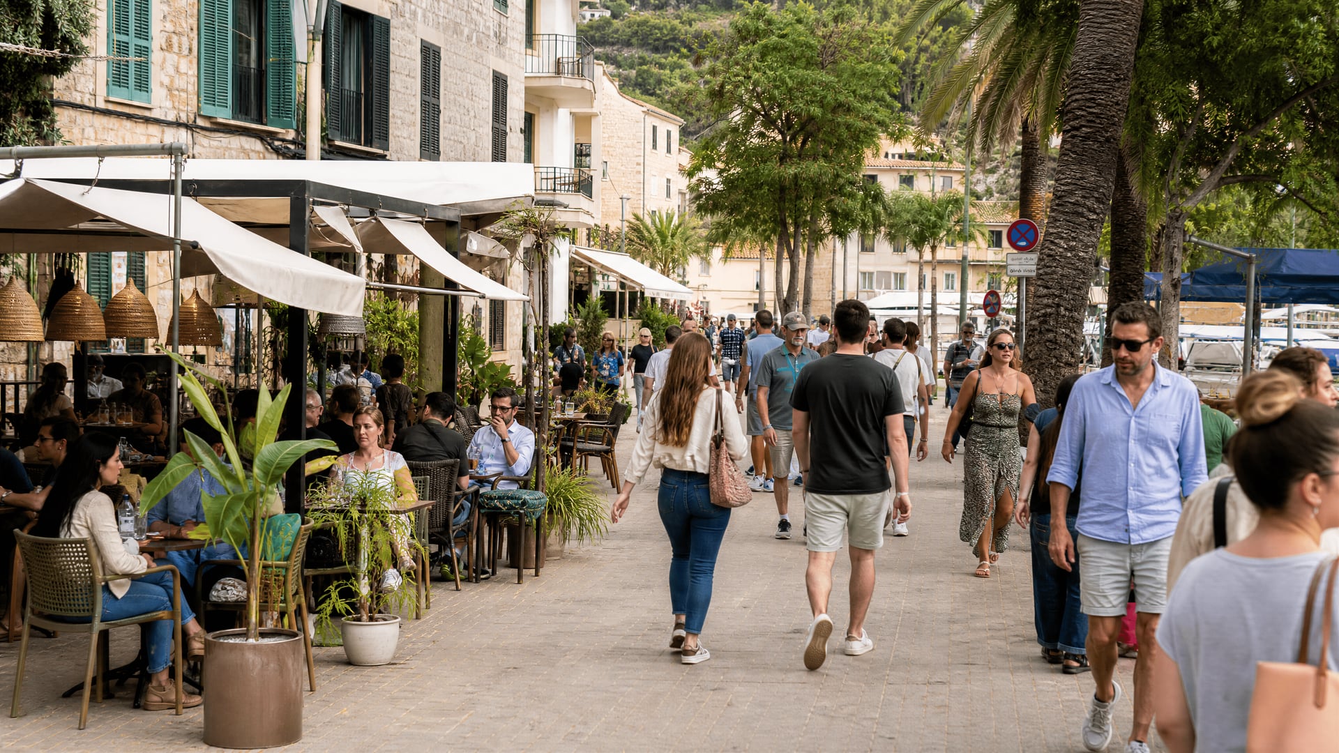 Vida de rua em Port de Sóller junto a cafés e pesquisas locais por clubes sociais de canábis