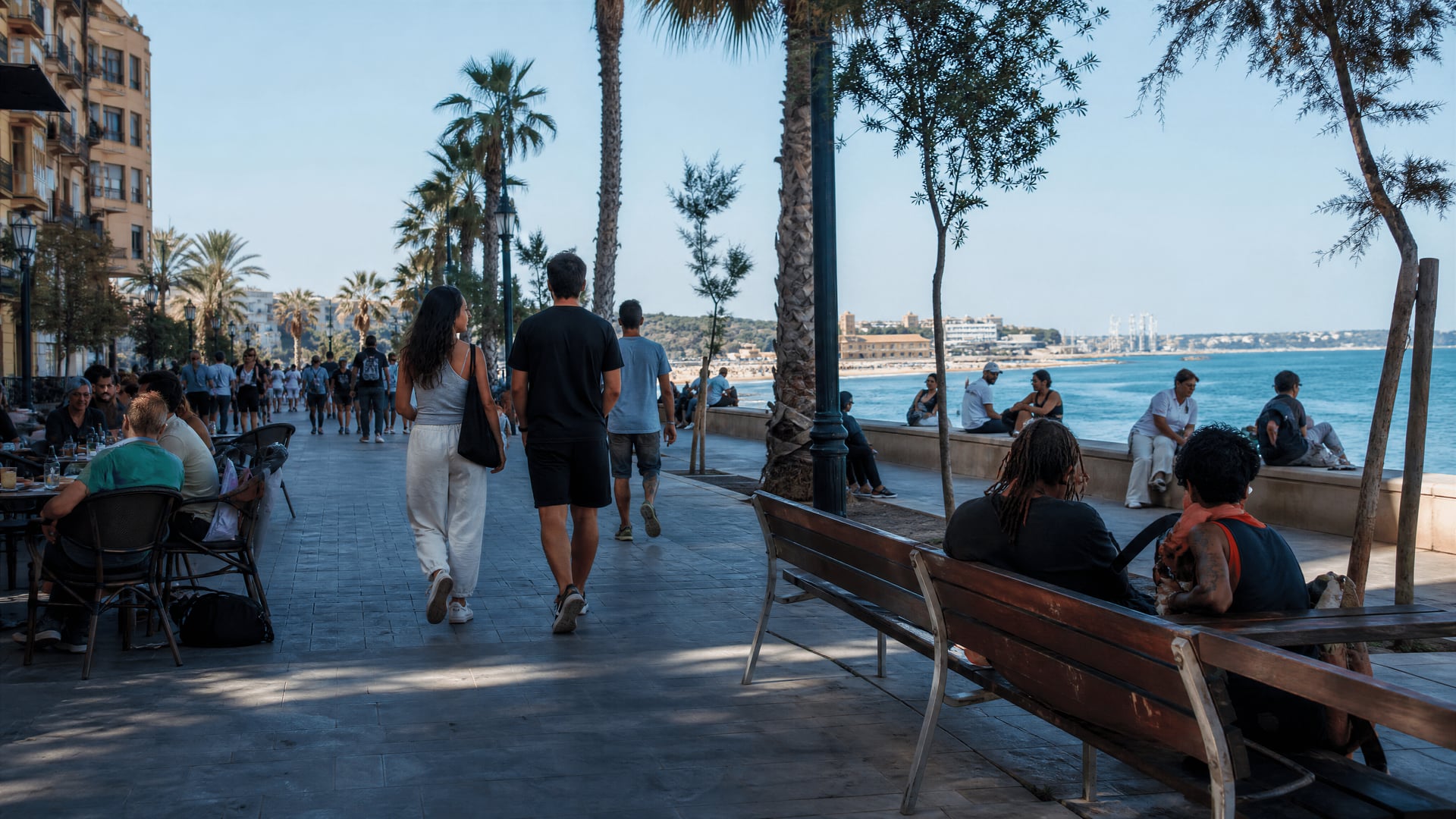 Paseo de Barris Marítims con locales de Tarragona y contexto de club social de cannabis