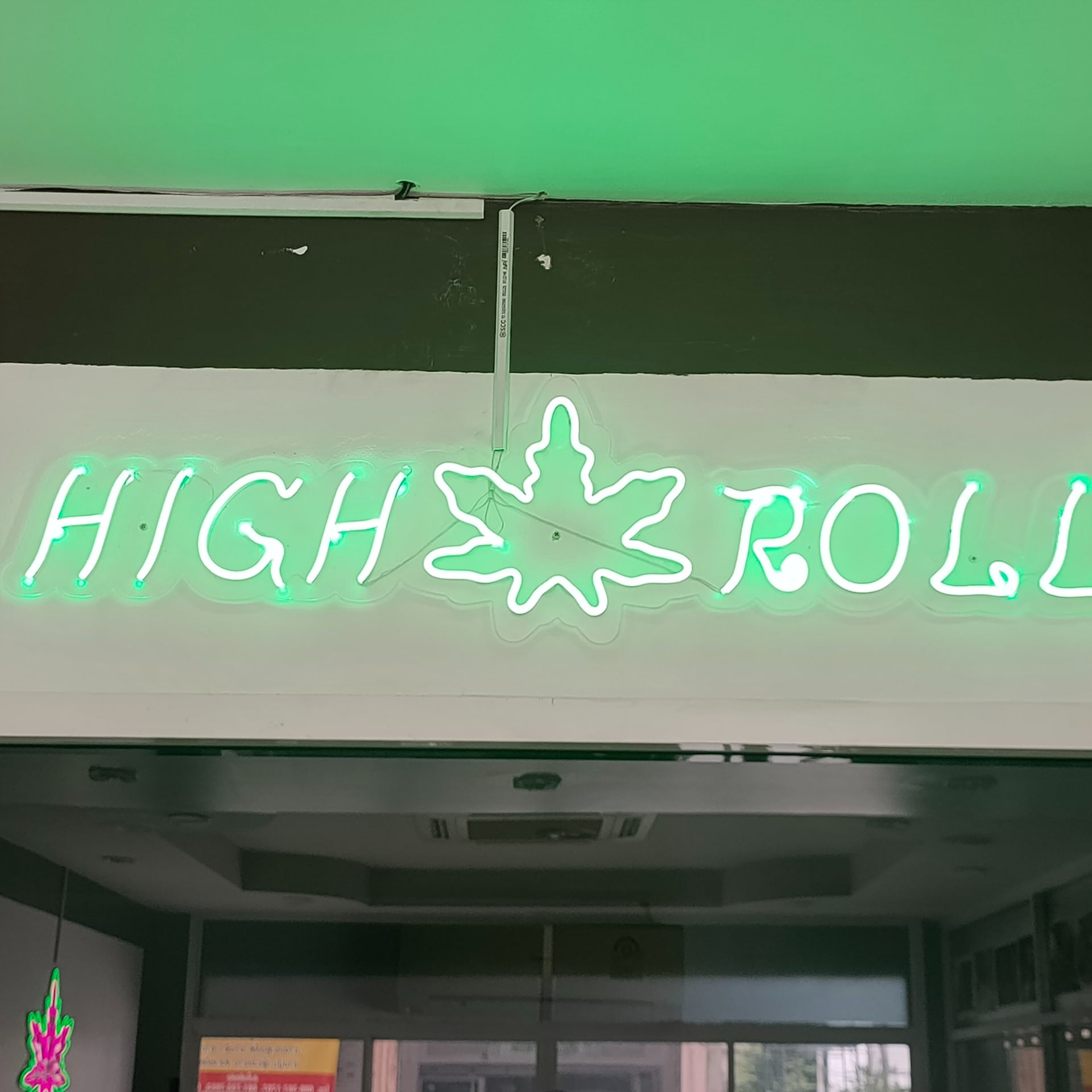HIGH & ROLL WEED SHOP .
