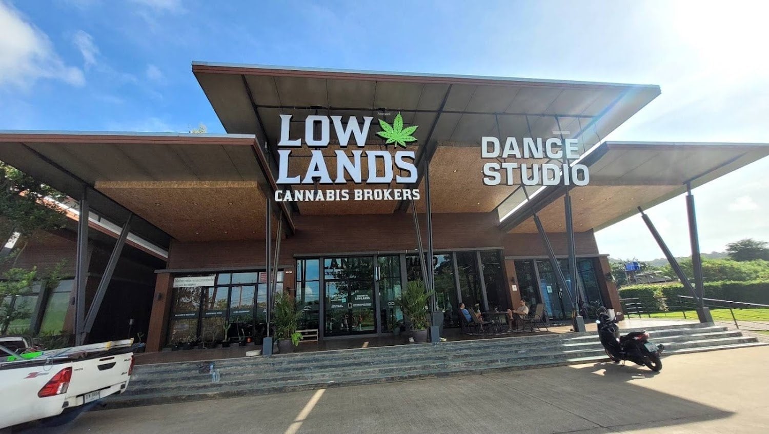 Lowlands Cannabis Brokers