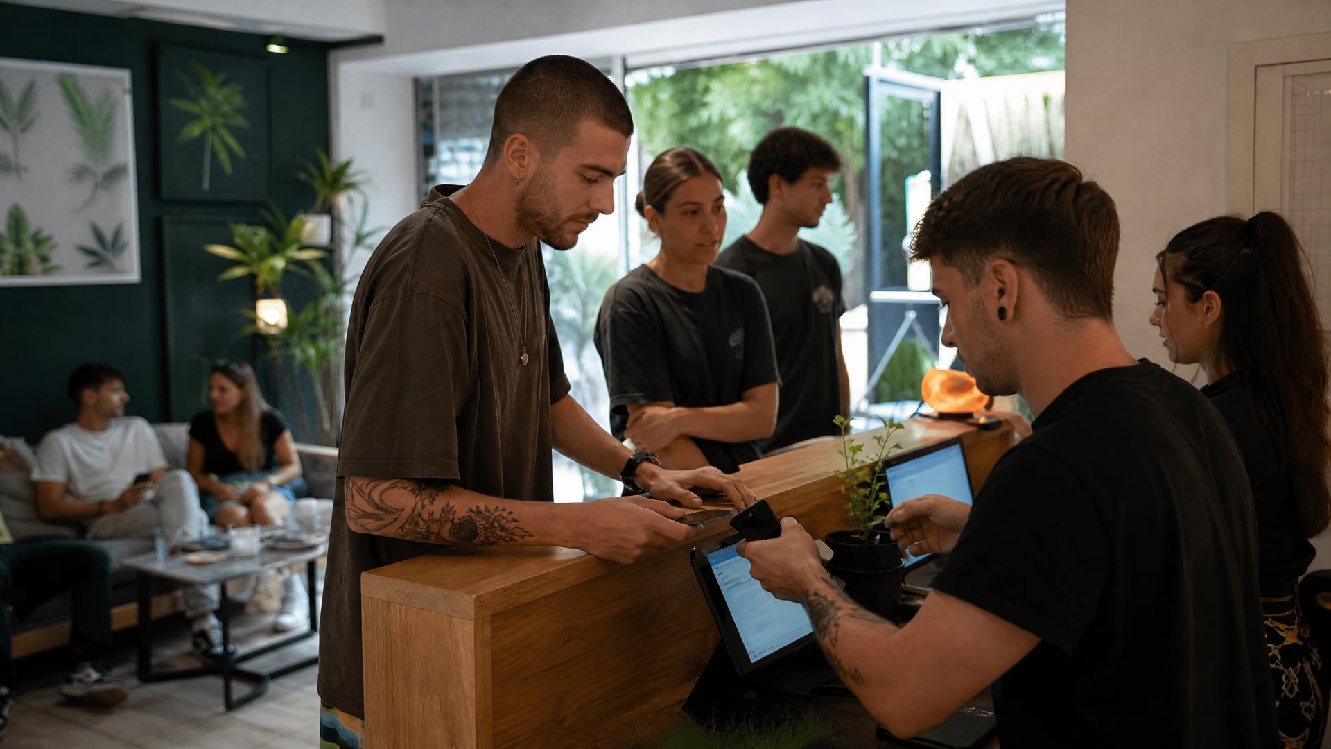 Recepção de clube social de cannabis em Salou com membros a fazer check‑in de forma privada