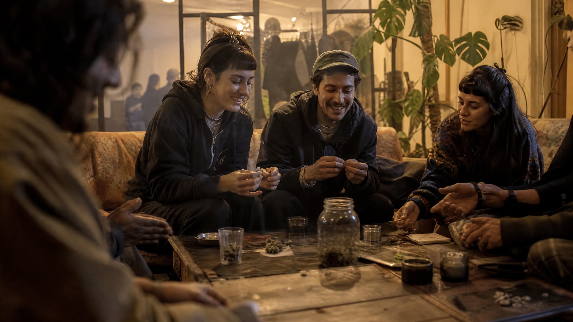 阿根廷夜生活街道，画廊与大麻俱乐部氛围交织