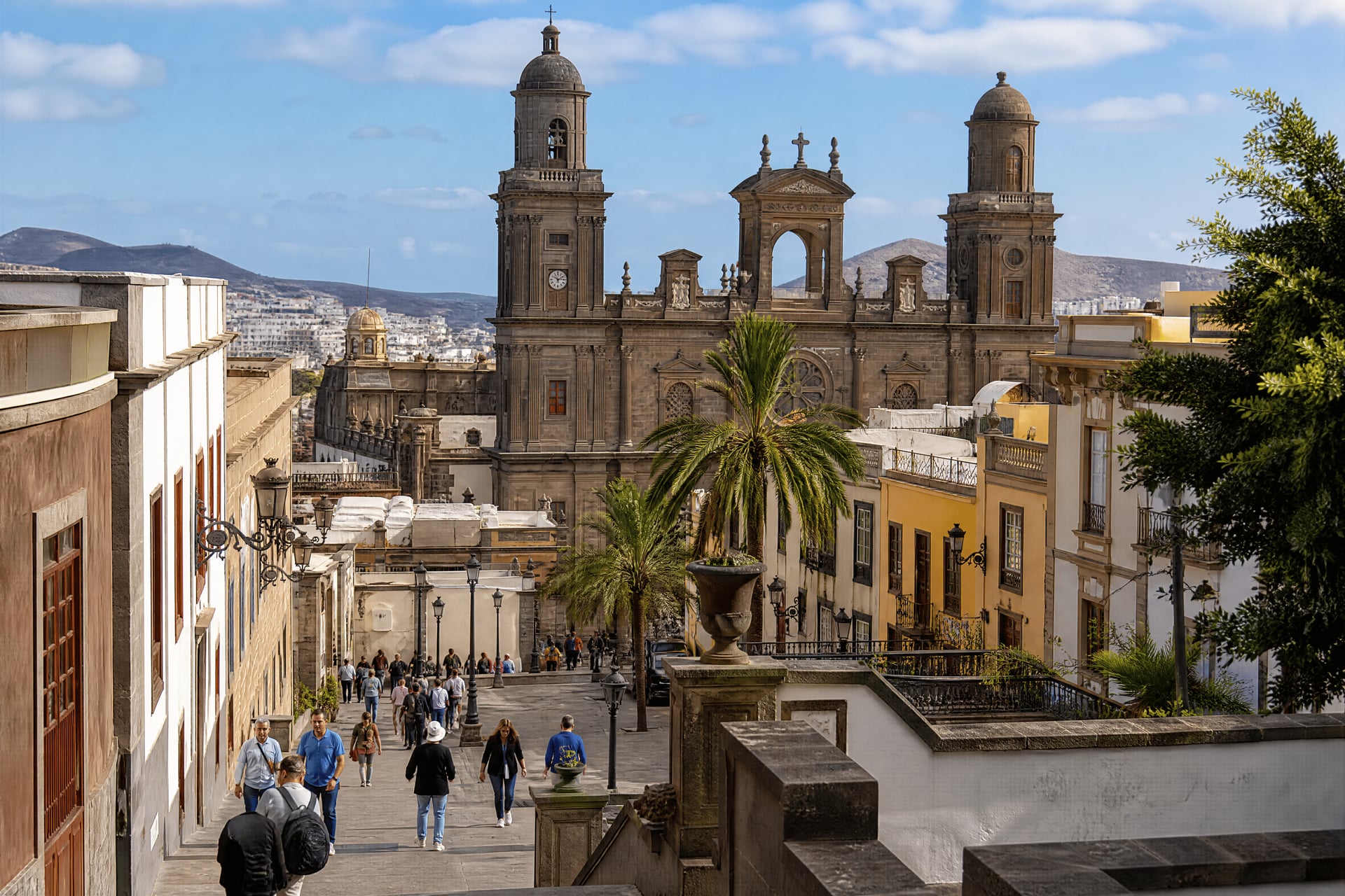 Vegueta streets in Las Palmas with cannabis social club scene context