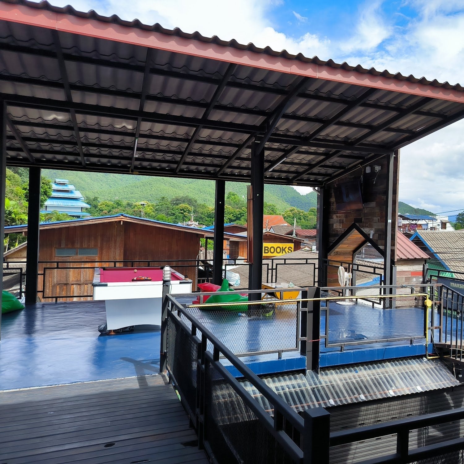 Sticky's Rooftop Mueang Pon