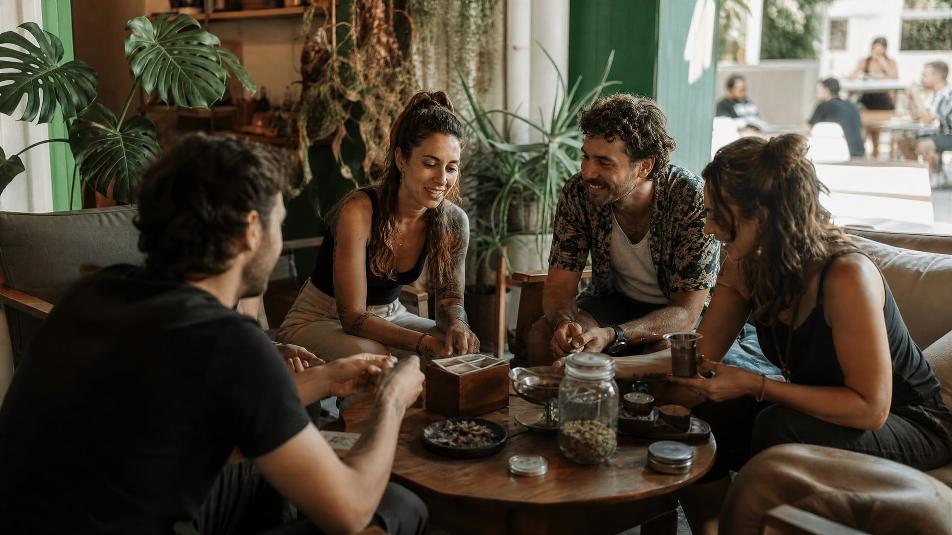 Ambiance d’accueil d’un club social de cannabis réservé aux membres dans le contexte de Formentor