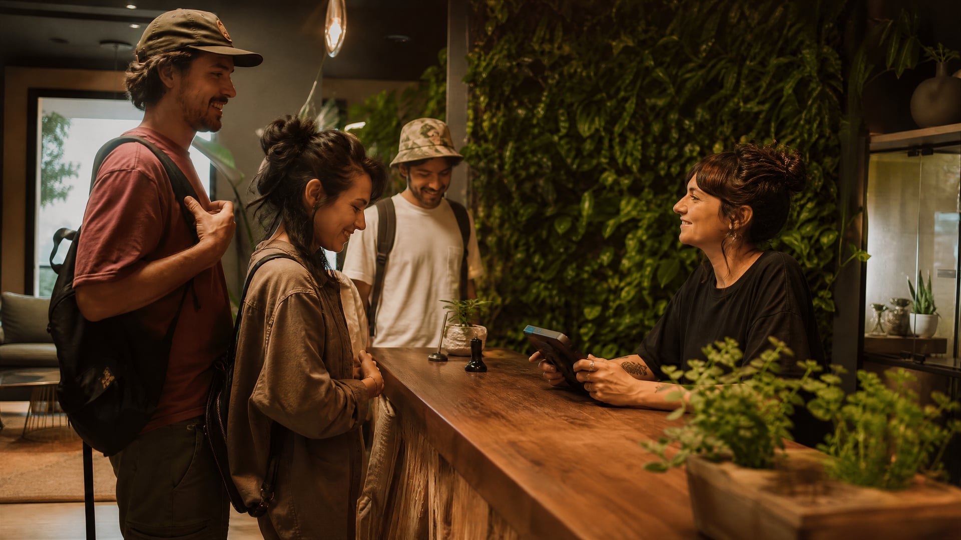 Socios de Cambrils llegando al mostrador de recepción de un club social privado de cannabis