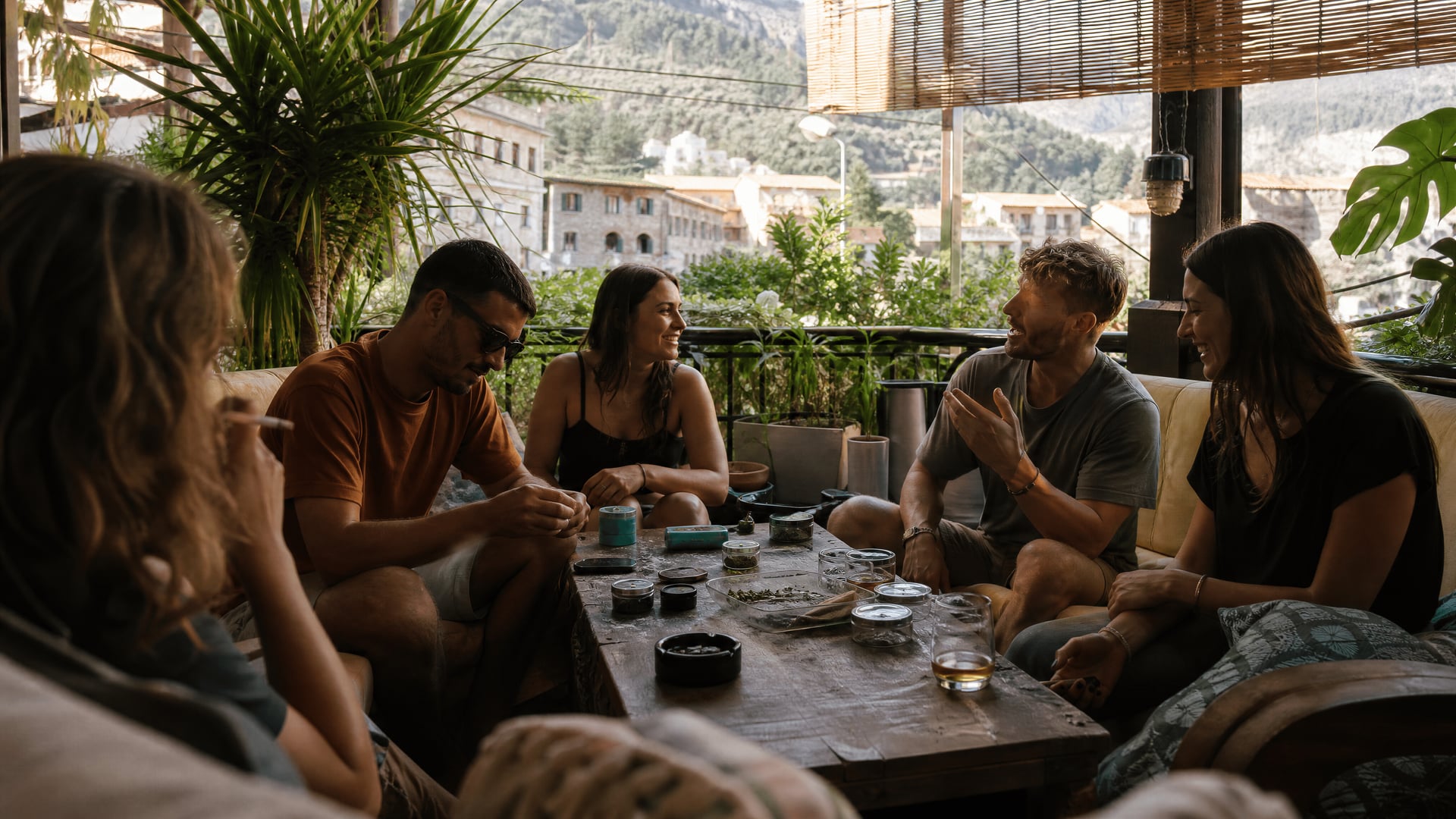 Leden op een schaduwrijk terras in Sóller, met een rustige sfeer van een cannabis social club
