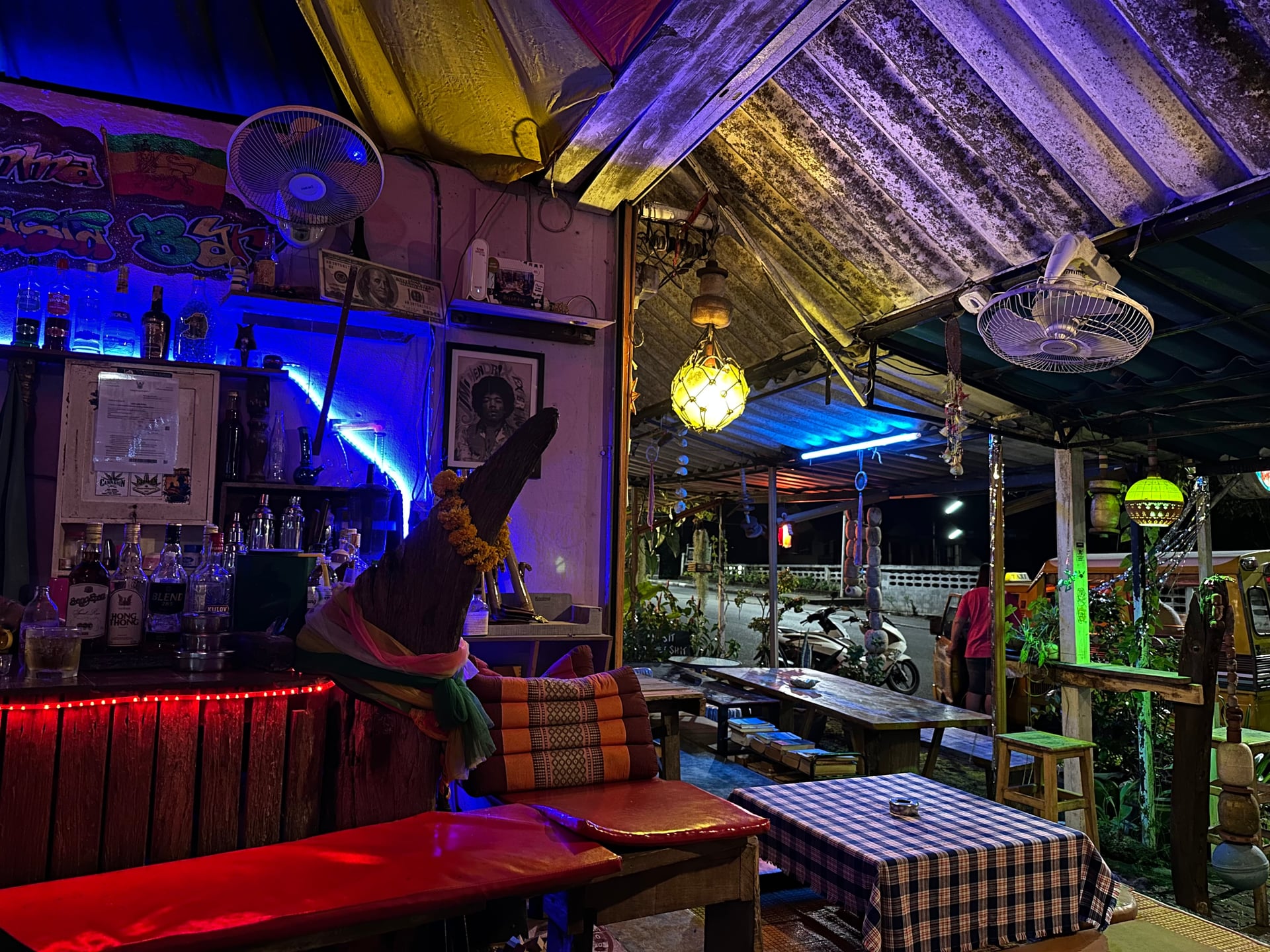Arty Momma Rasta Bar