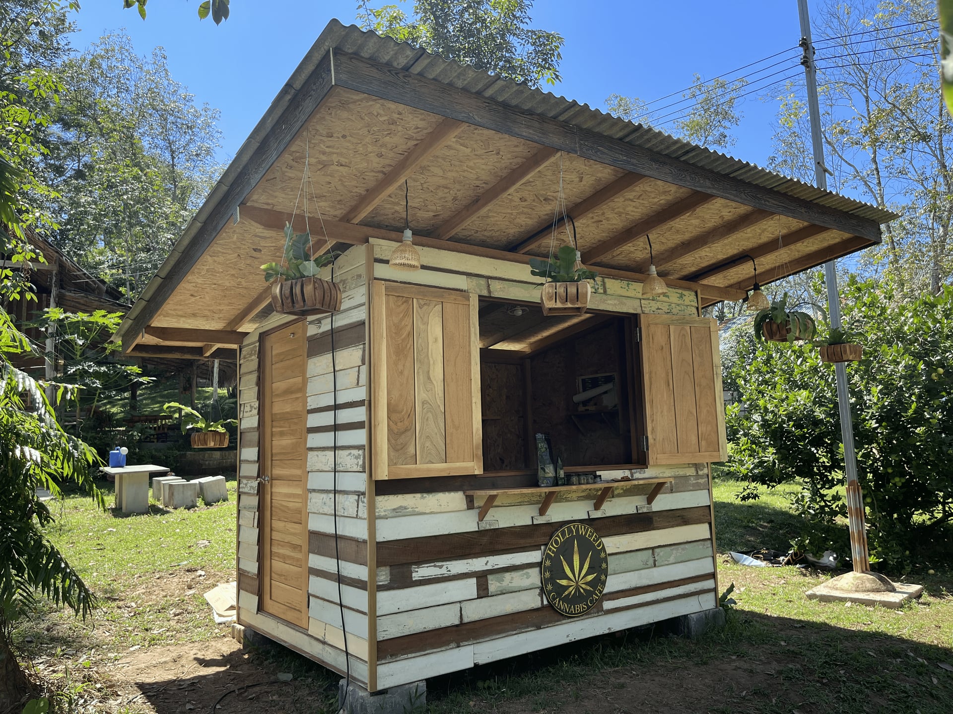 HollyWeed Cannabis Cafe