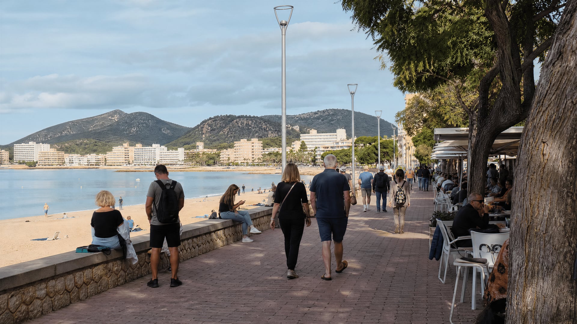 Passeio de Santa Ponça com a vida cotidiana de Calvià e o cenário de clubes de canábis