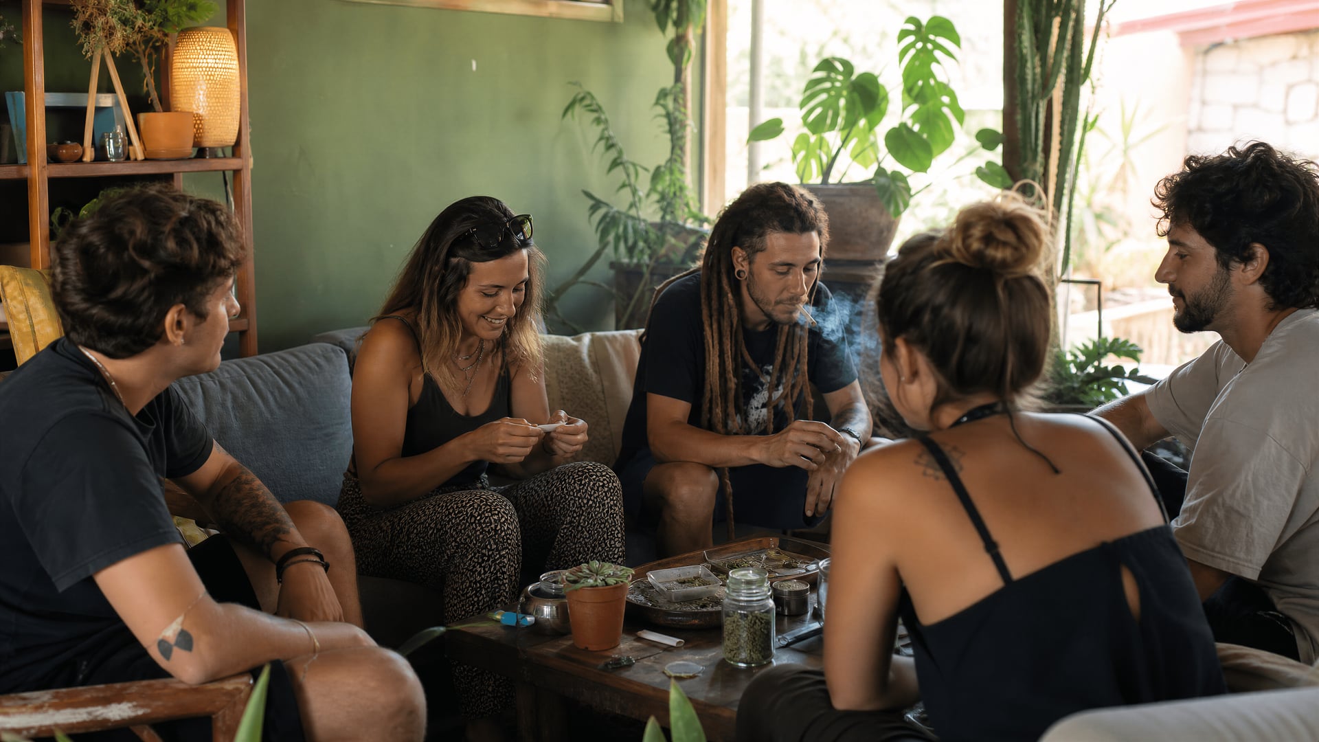Lounge aconchegante exclusivo para membros em Calvià com mesas compartilhadas e cultura de clube social de canábis