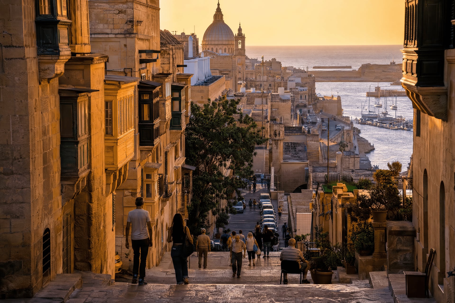 Valletta streetscape for Malta kannabisz szociális klub readers, with locals and harbour light