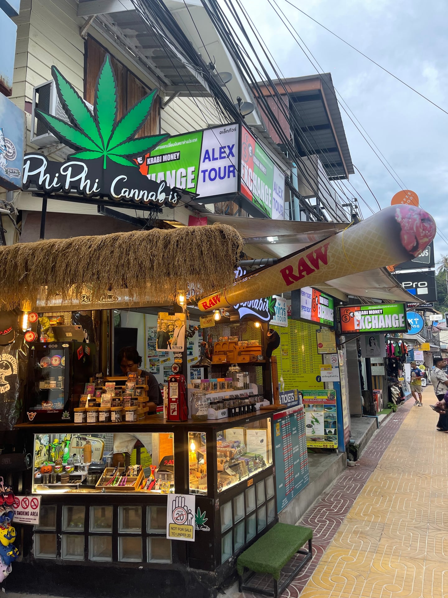 Phiphi Cannabis3