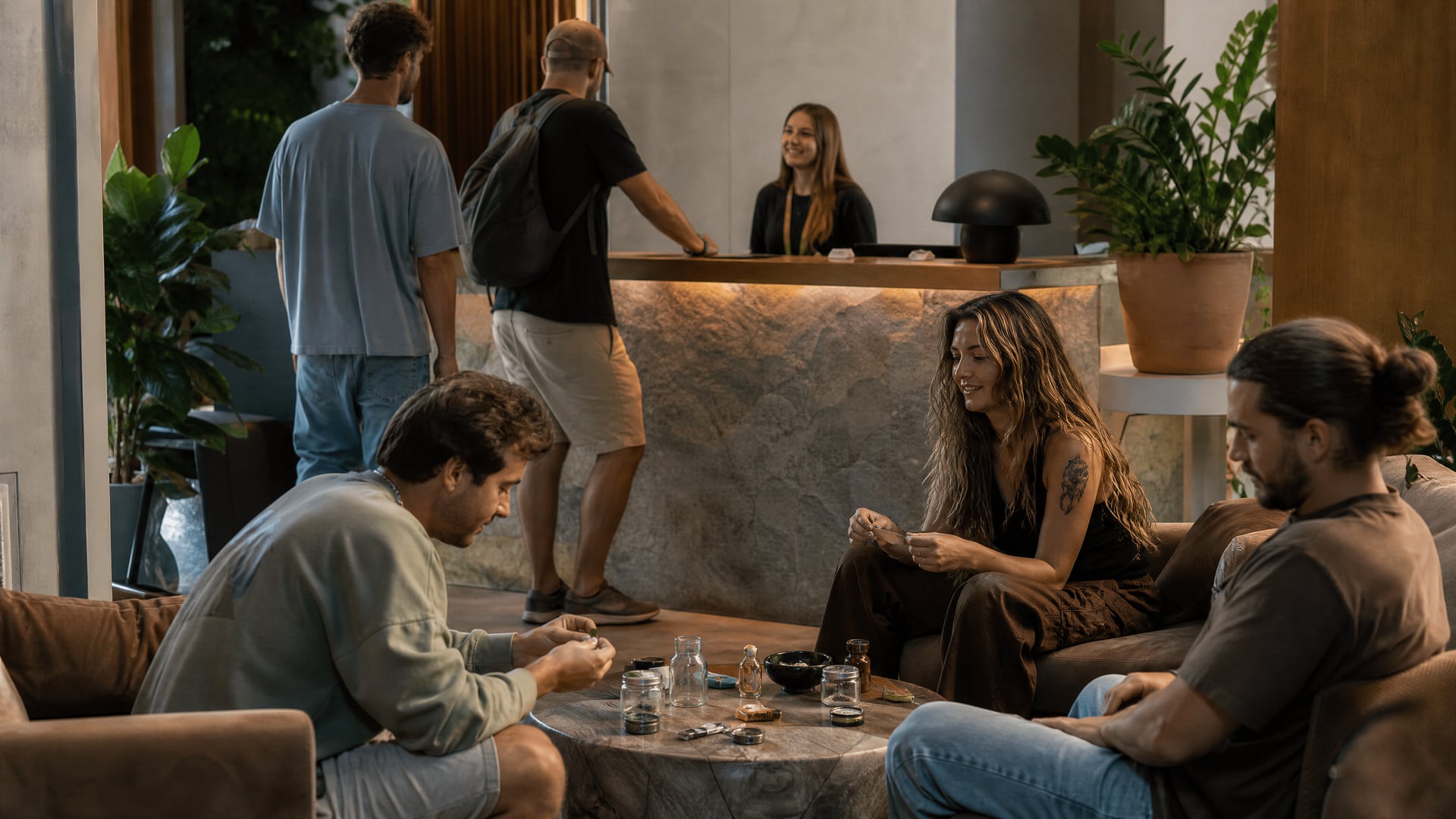 Recepção de um clube em Sant Antoni de Portmany com sócios a fazer o check-in e assentos partilhados
