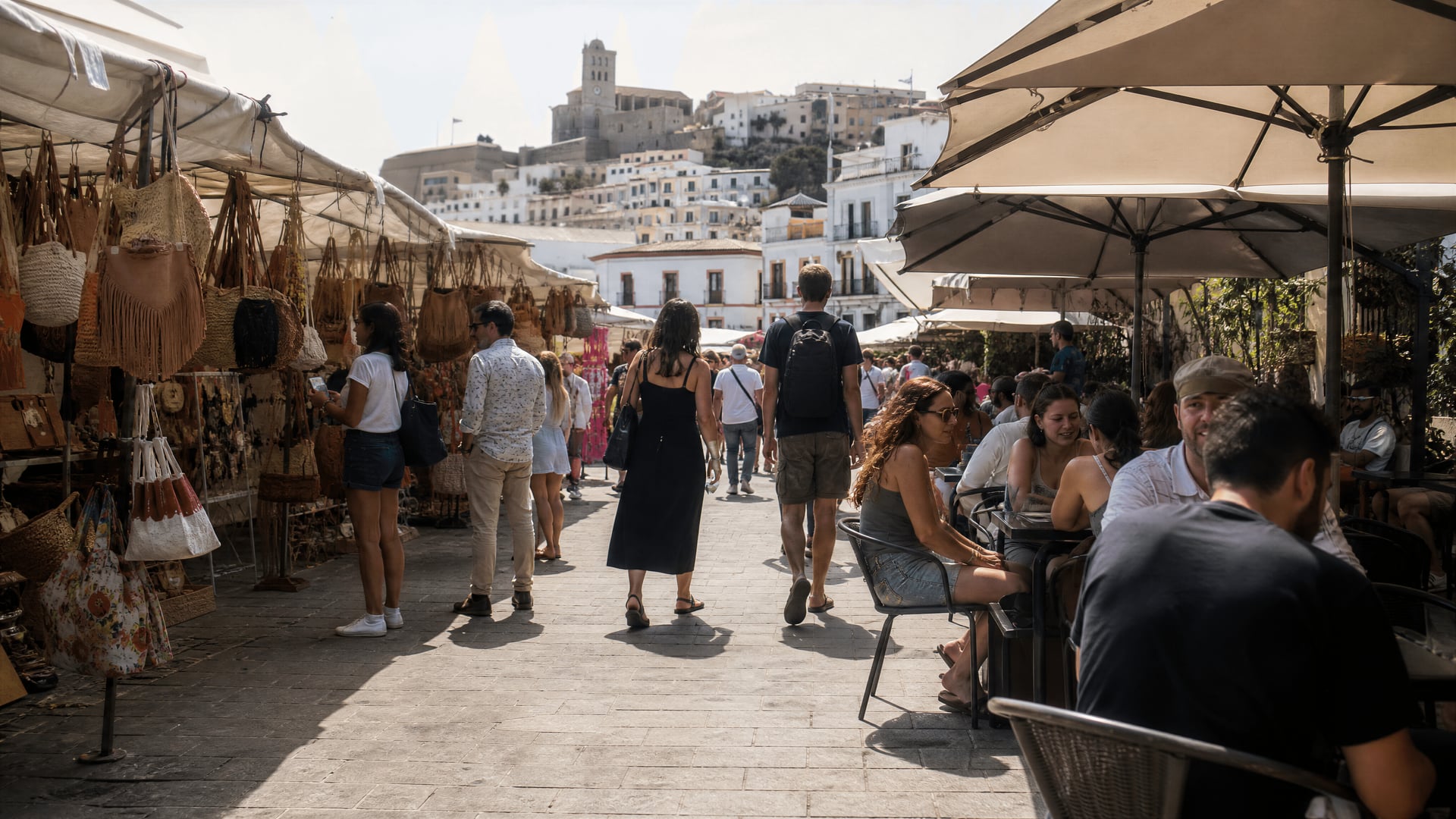 Calle del mercado de Ibiza y terrazas con vida local y movimiento de barrio